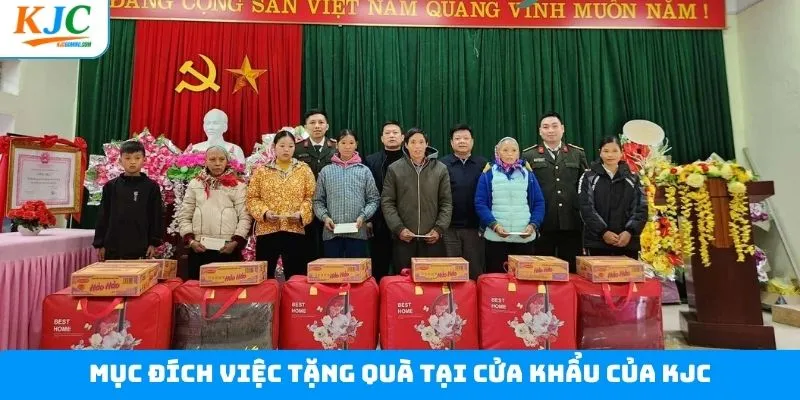 Ý nghĩa của hoạt động thiện nguyện tặng quà ở cửa khẩu