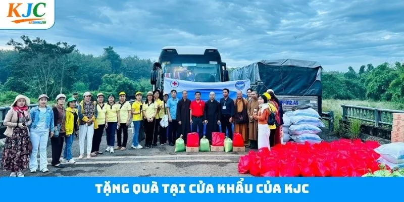 Tặng Quà Tại Cửa Khẩu: KJC Lan Tỏa Yêu Thương Nơi Biên Giới