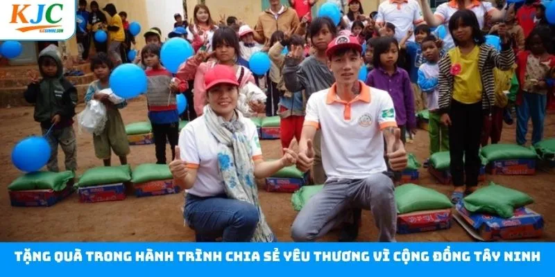 Tặng quà thiết thực đến hộ nghèo và trẻ em vùng khó khăn